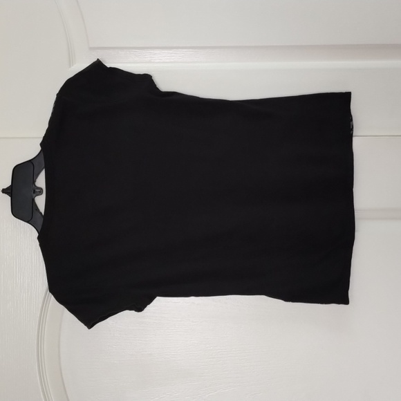 TAHARI black with silver metallic print size small fitted short sleeve tee vneck - Picture 3 of 8